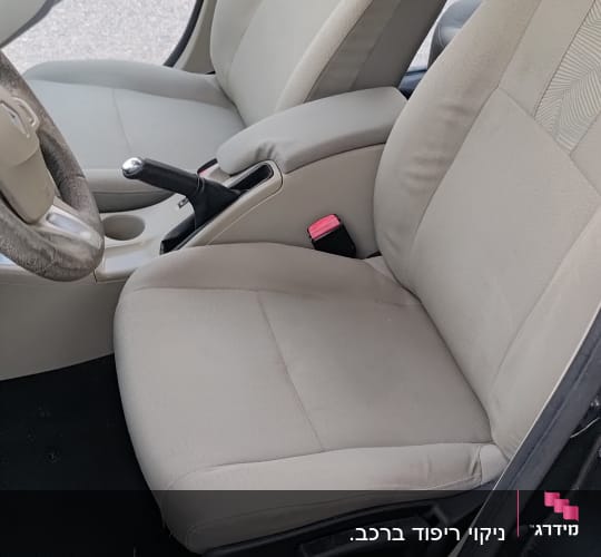 מושבי רכב נקיים בצבע בז